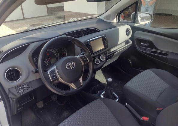 Toyota Yaris cena 36400 przebieg: 48197, rok produkcji 2015 z Stawiszyn małe 67